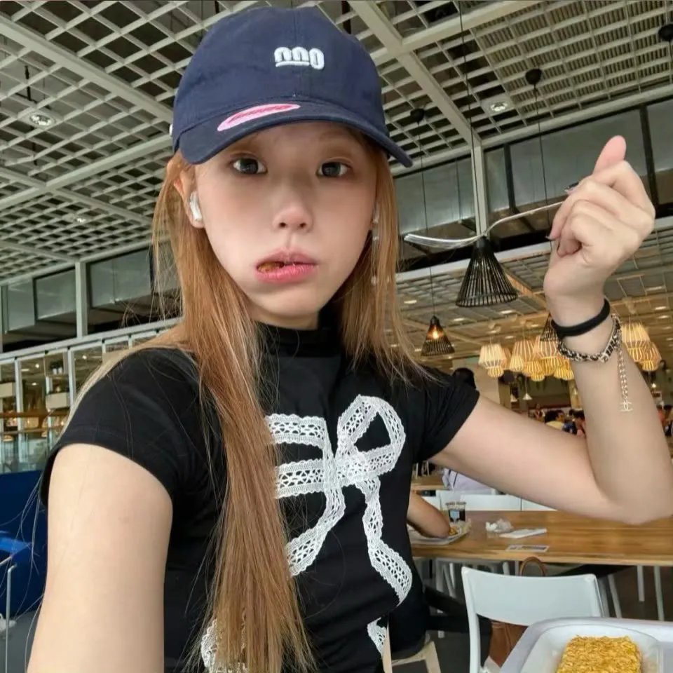 女孩的钓鱼慢活